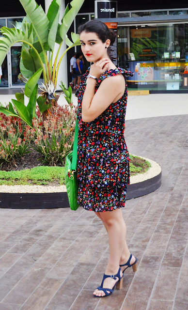 something fashion blogger Valencia stroll downtown, bloggerdemoda streetstyle blue dress summer spring inspiration, cortefiel floral dress black flamenca inspiration, silver bracelet, romwe, chanel lipstick how to wear makeup beauty tips