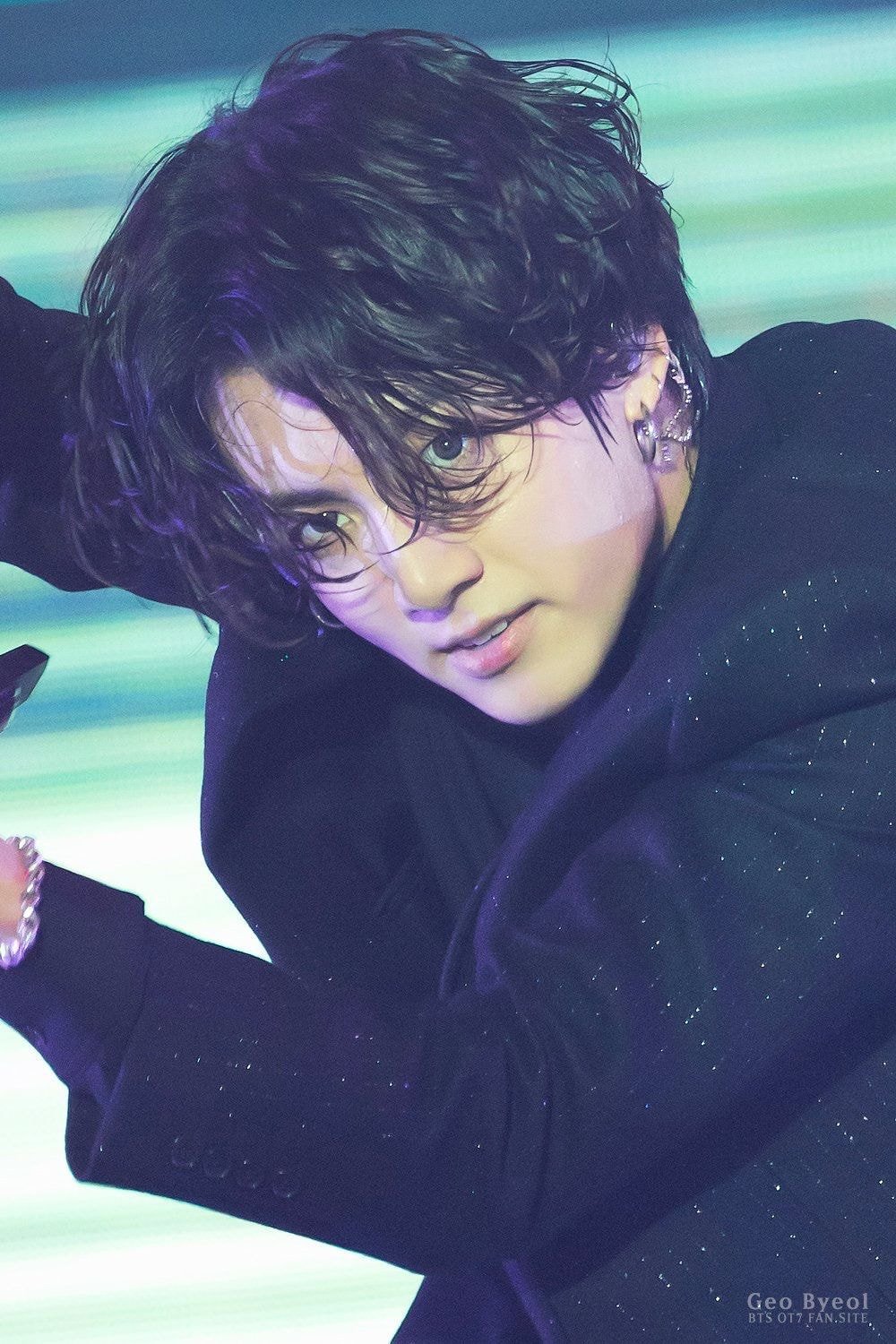 [theqoo] JUNGKOOK WITH SHORT BLACK HAIR VS LONG BLACK HAIR ~ PANN좋아!