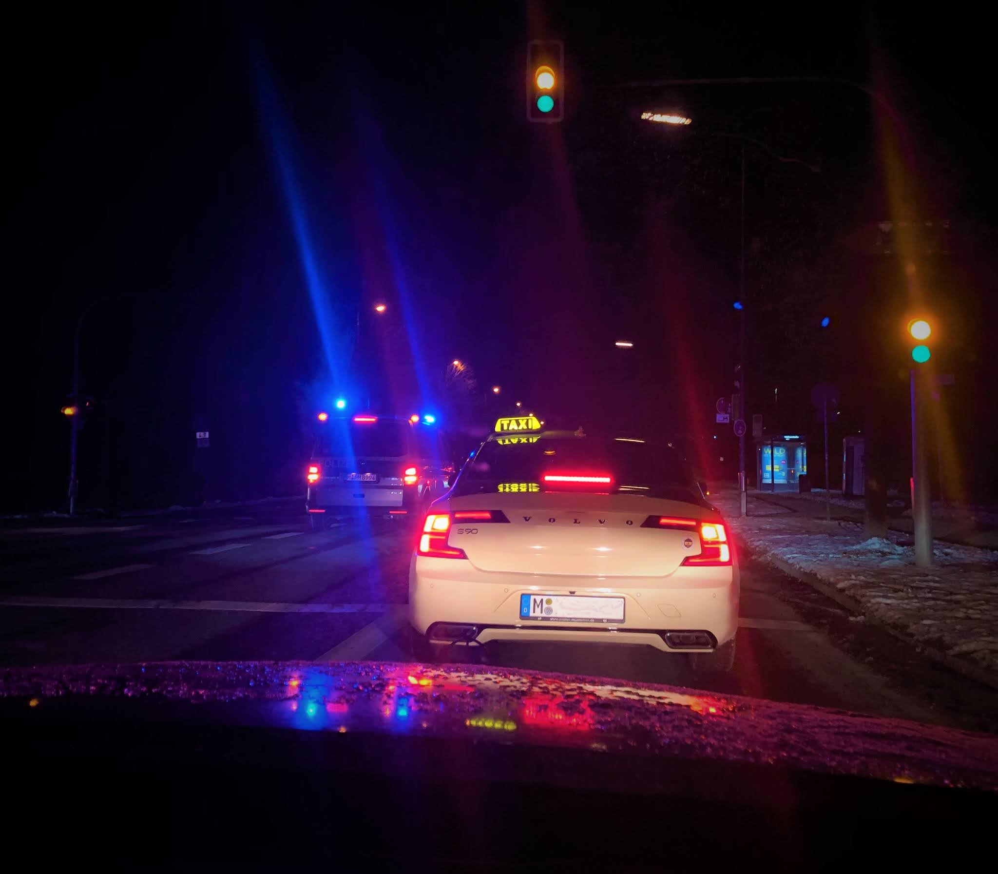 Blinkende rote Lichter im Taxi-Schild Der Fahrer ist in Gefahr - und bittet  um Hilfe 