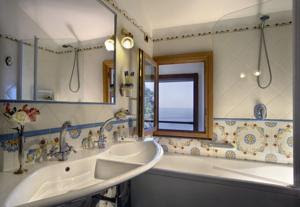 BAÑOS MARINOS / Una ventana al mar - Decoractual - Diseño y Decoración