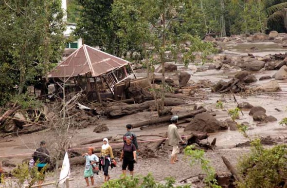 Gambar Banjir Bandang Akibat Kerusakan Hutan Sumber : matanews.com