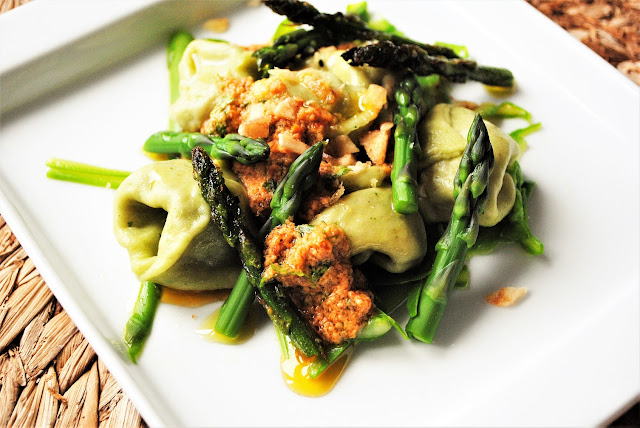 Tortellini de setas y garbanzo, con espárragos y pesto de tomate seco