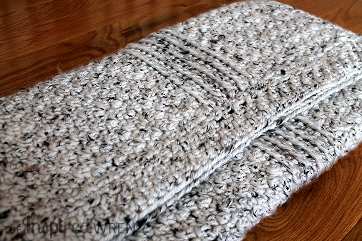 Chunky Library-Book Lapgahn: Quickly hook up a cozy lapghan throw blanket with this simple, contemporary crochet pattern worked in monochromatic super bulky yarn. | The Inspired Wren