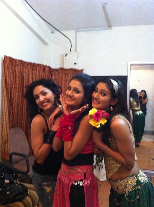 Singer Neeti Mohan (Left) with her Younger Sisters Mukti Mohan (Right) & Shakti Mohan (Middle) | Singer Neeti Mohan Family Photos | Real-Life Photos