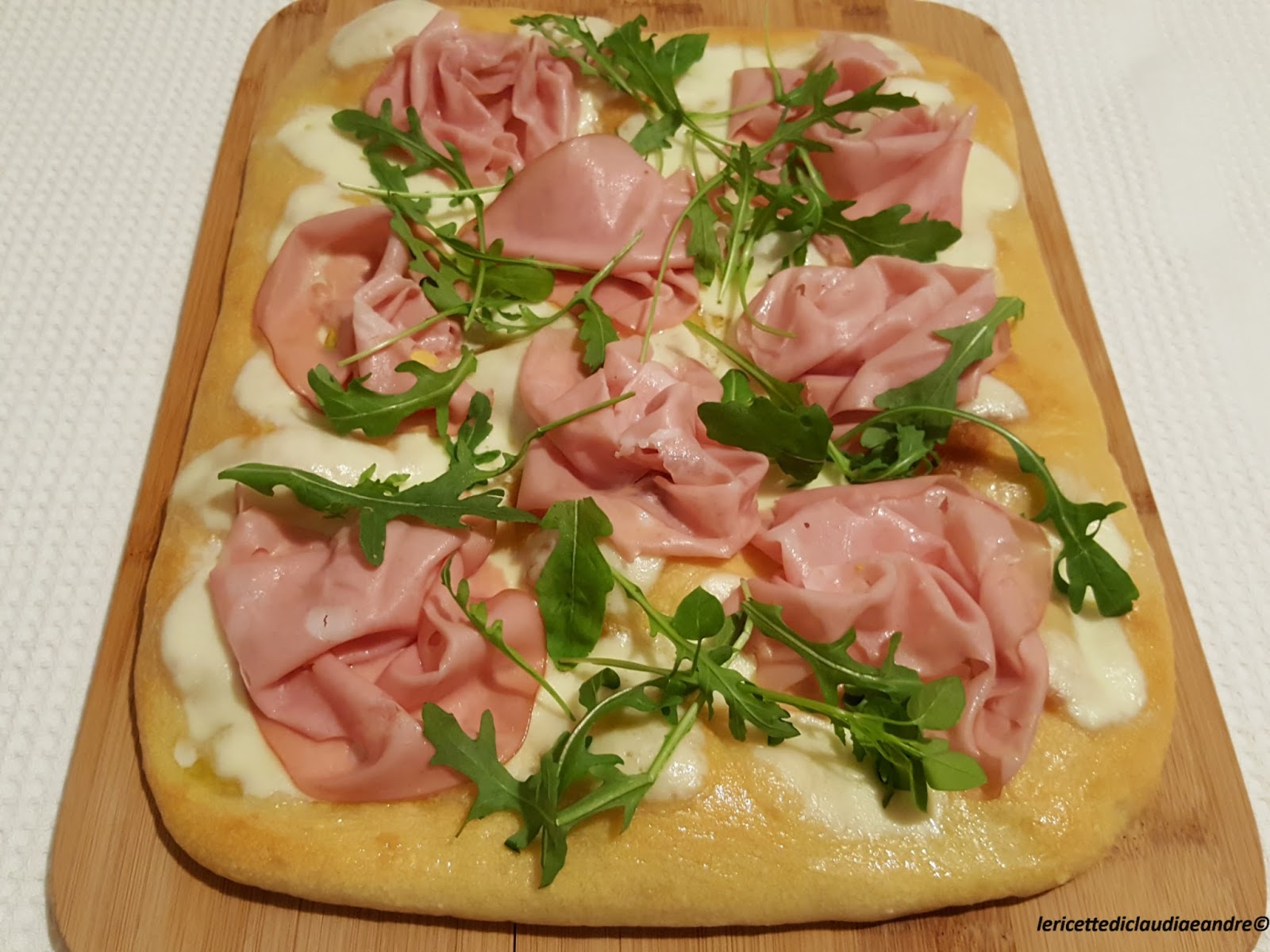 Pizza con semola di grano duro con mozzarella, mortadella, rucola e