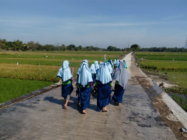 Akses Jalan Lancar, Siswa SDN 2 Jimbung Ke Sekolah Dengan Ceria