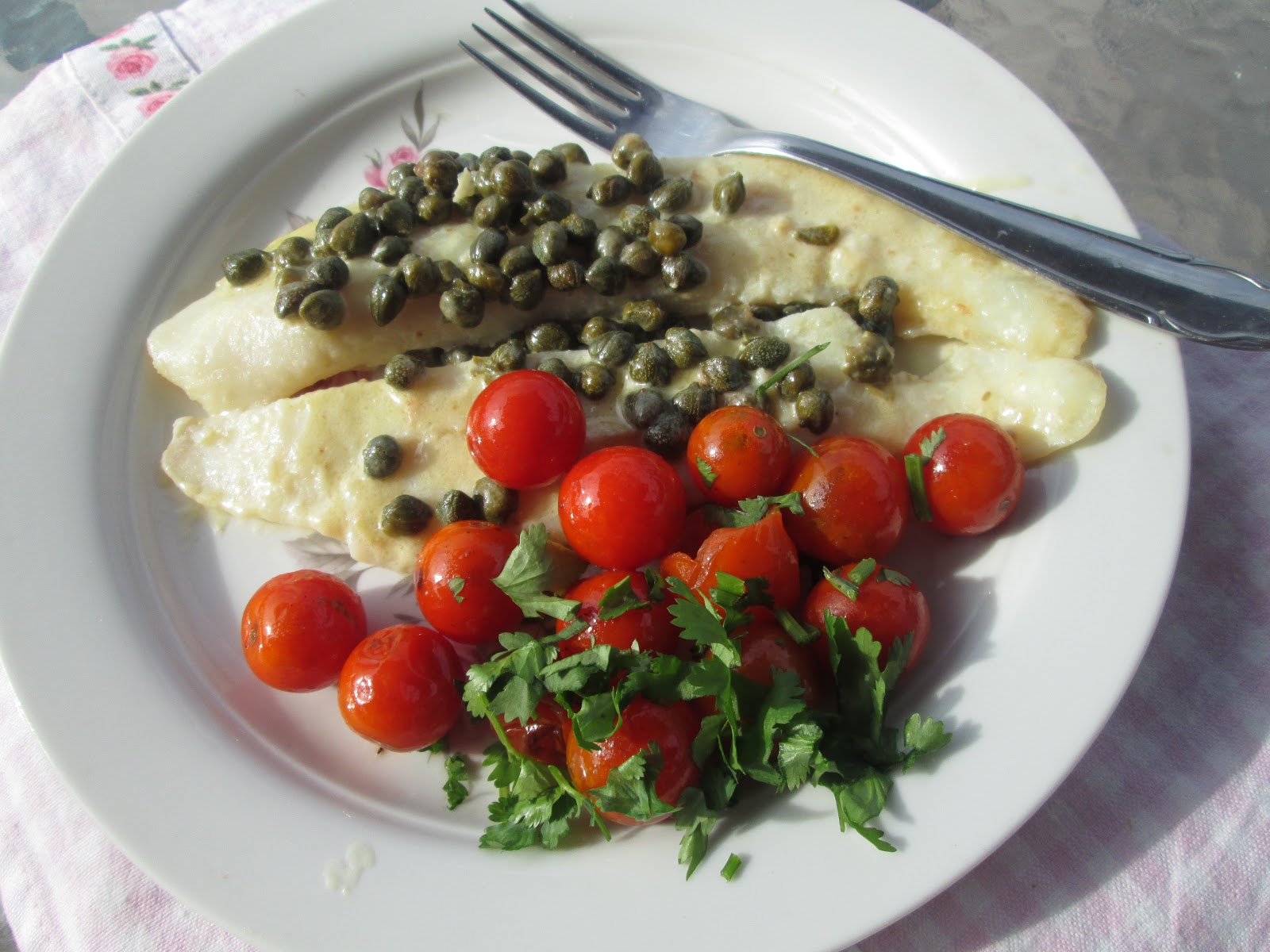 Canela kitchen (gloria): Fish with capers sauce and cherry tomatoes