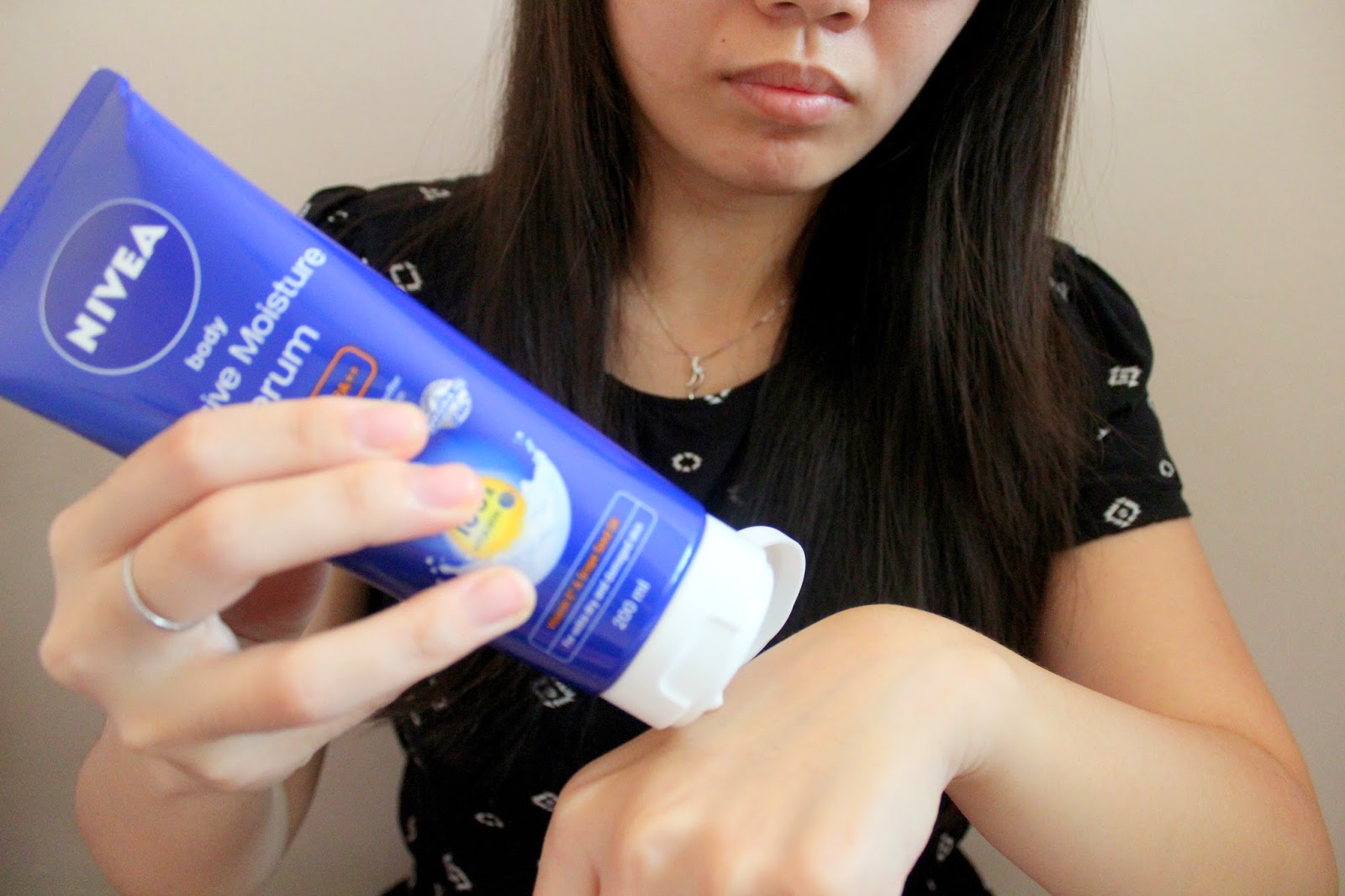 Playmates or Lovers Nivea Body Intensive Moisture Serum SPF 25