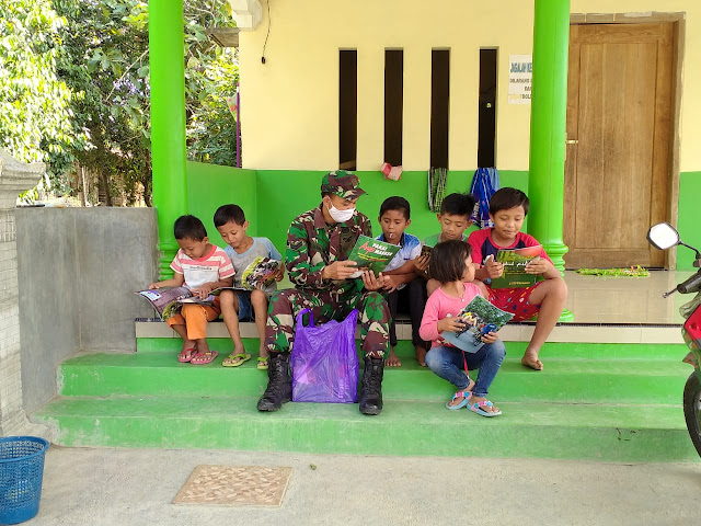 Tumbuhkan minat baca anak Baleharjo, Satgas TMMD Reg 108 Kodim Sragen bagikan majalah gema Diponegoro Tumbuhkan minat baca anak Baleharjo, Satgas TMMD Reg 108 Kodim Sragen bagikan majalah gema Diponegoro