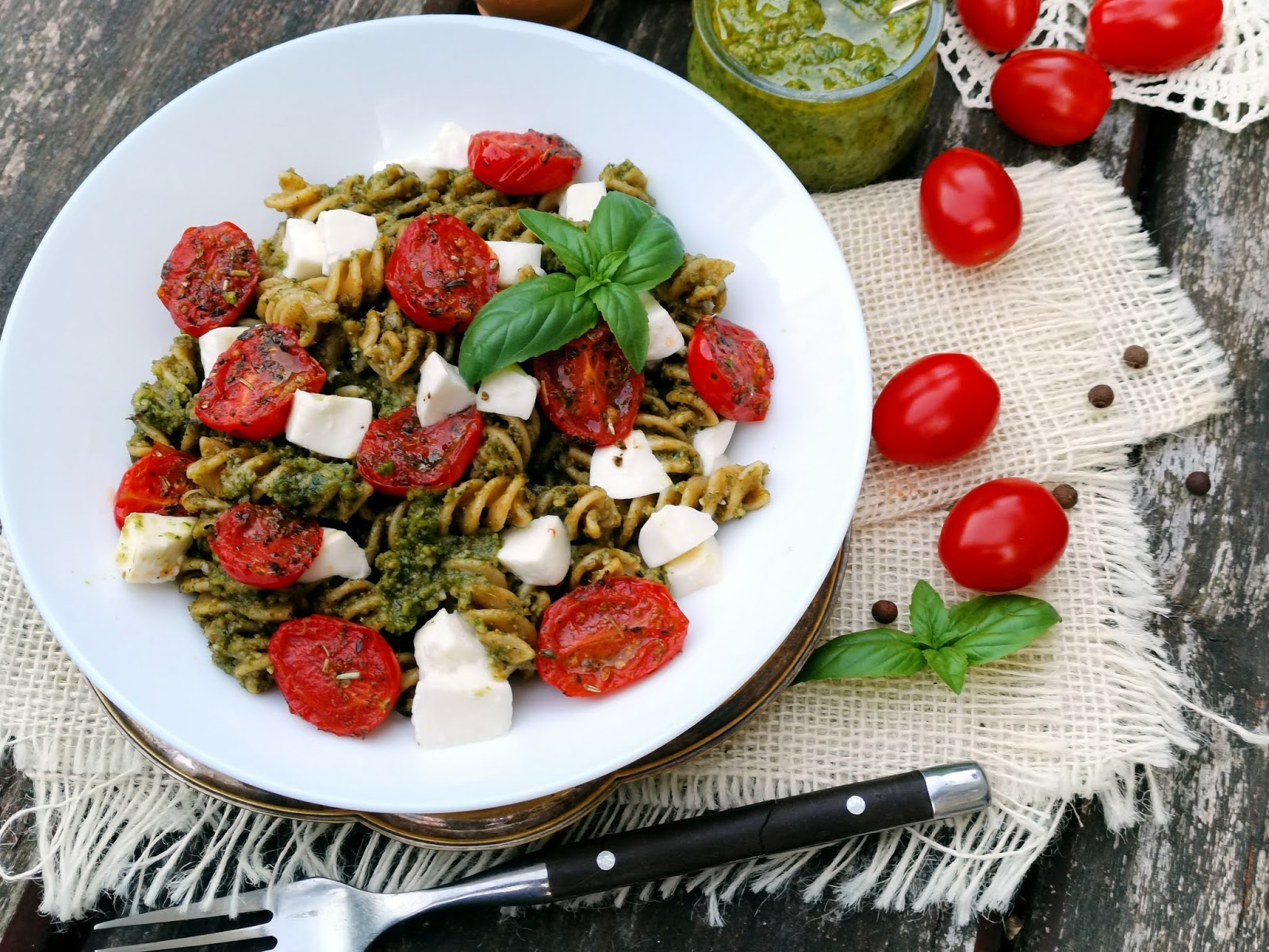 Makaron z pesto z rukoli, smażonymi pomidorkami i mozzarellą