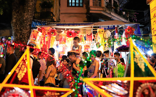 People flock to the city center to celebrate the Mid-Autumn Festival