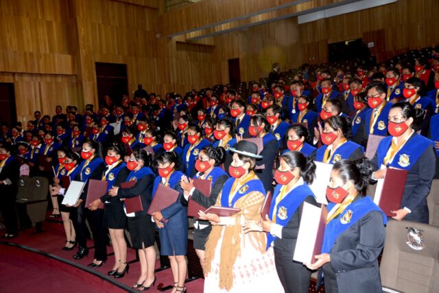 Más de 600 profesionales se gradúan en última Colación de Grado del año en la UPEA
