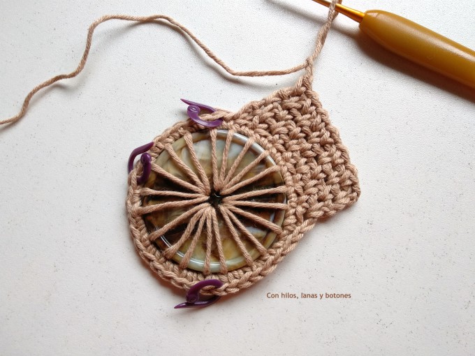 Con hilos, lanas y botones: pulsera de ganchillo con botón (patrón gratis)