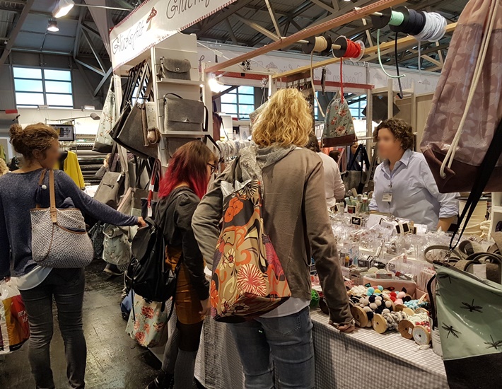 DIY vonKarin auf der Kreativ Welt Messe Frankfurt Messestand mit Naehmaterial und Taschen