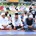 Bupati Bersama Ketua TP PKK Kabupaten Labuhanbatu Melakukan Sholat Idul Adha di Lapangan Ika Bina En Pabolo