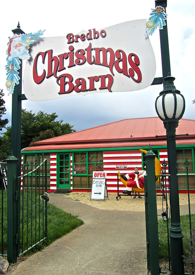 Kids christmas shop for their families at special marketplace Daily Photo Canberra: Bredbo Christmas Barn