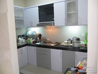 Kitchen Set Panjang 4,5 Meteran Warna Putih Abu Abu Monokromatik - Furniture Semarang