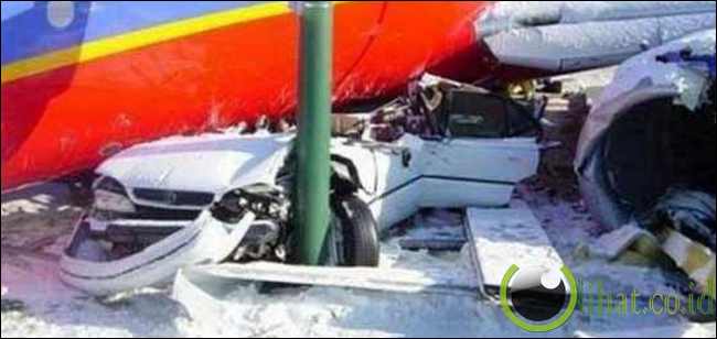 Mobil tertindih pesawat