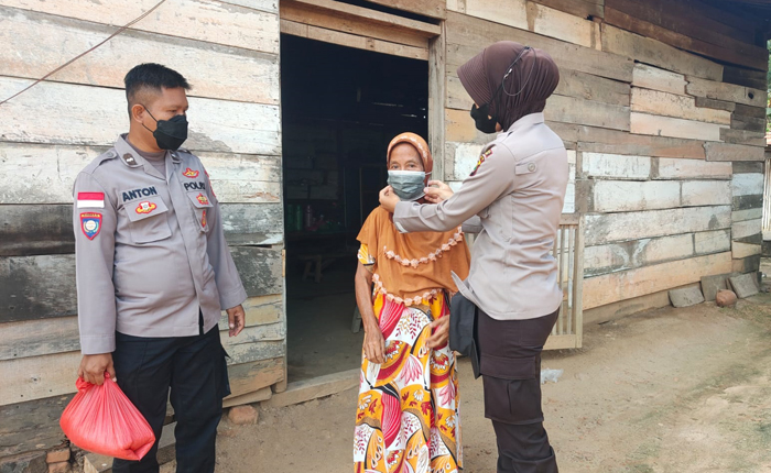 Peduli Masyrakat, Polsek Pakuanratu Salurkan Bansos di Kampung Serupa Indah