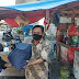 Bareng Santri, Polisi Bagikan Bansos PPKM Level 4 Ke Masyarakat