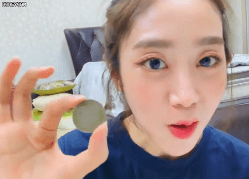 러블리즈 팬 : 지수님 눈이 큰가요? 500원짜리 동전이 큰가요?.gif | 인스티즈