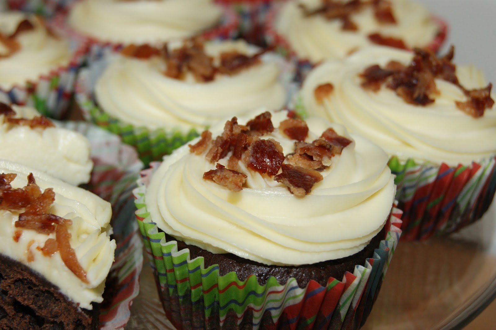 Schoko-Bier Cupcake mit Ahornsirup und karamelisiertem Bacon - monis ...