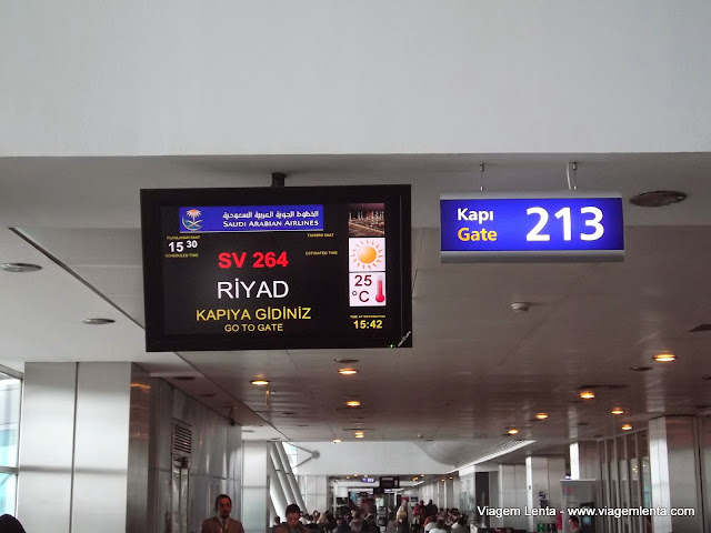 Uma viagem com a Saudia Airlines e escala em Riyad, Arábia Saudita 1