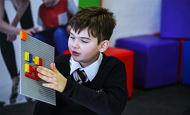Lego lanza ladrillos Braille