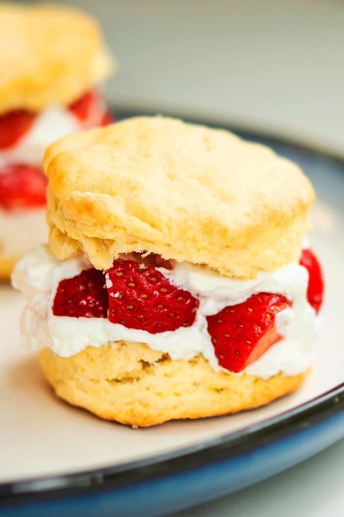 2broad EASY STRAWBERRY SHORTCAKE {WITH BISQUICK MIX}