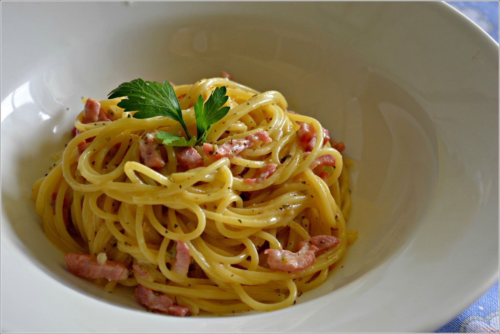 Рецепт карбонары со спагетти. Паста карбонара. Спагетти карбонара. Карбонара паста карбонара. Паста карбонара Милти.