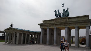 Torrejón de Ardoz, Parque Europa. Puerta de Brandeburgo, Berlín. Torrejón de Ardoz, Parque Europa. Puerta de Brandeburgo, Berlín.