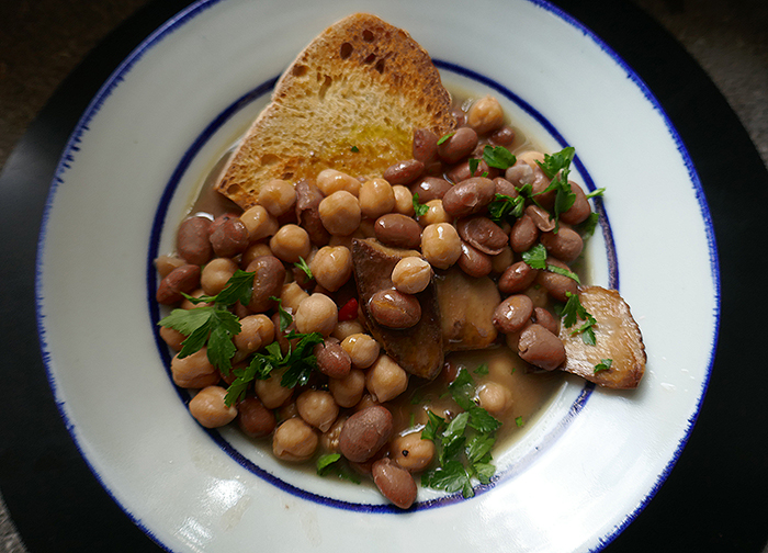 AAA ACCADEMIA AFFAMATI AFFANNATI Zuppa di fagioli, ceci e porcini con