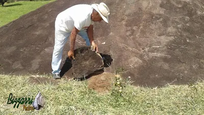 Bizzarri fazendo o que gosta, garimpando pedras na pedreira. Na foto escolhendo pedra moledo tipo chapa de pedra. Gosto de procurar as pedras e já imaginar elas sendo colocadas em cada trabalho de pedra que vou executando. Bancos de pedra, ponte de pedra, pedras para jardim, escada de pedra, caminho com pedra com junta de grama e pedras para cascata.