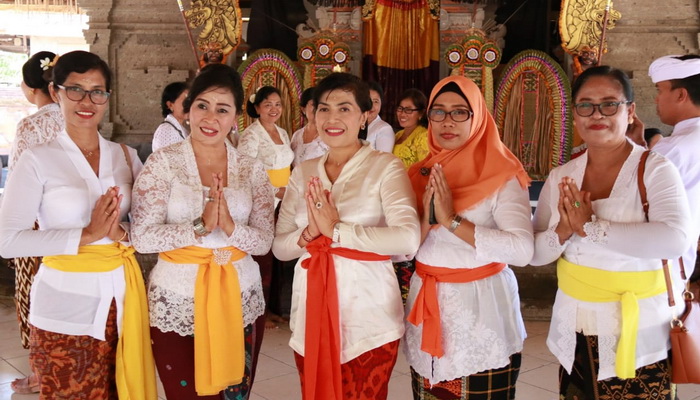 Hijaukan Pura, DWP Bali Ajak Masyarakat Lestarikan Lingkungan