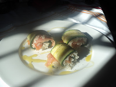  ROLLITOS DE CALABACÍN RELLENOS DE SALMÓN Y ARROZ 