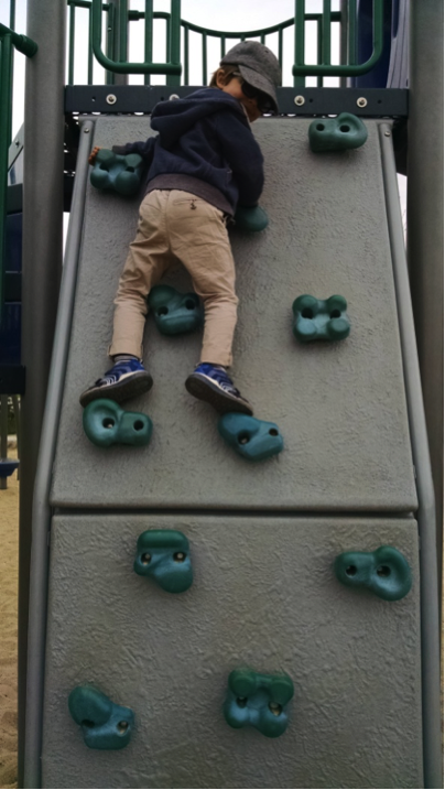 Enfant qui grimpe