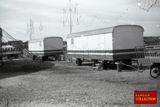 deux grandes roulottes pour le transport du matériel du cirque