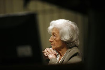 La escritora, ayer, durante su encuentro con la prensa en la Biblioteca Nacional.