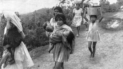 honduran-women-and-children-rush-towards-the-guatemalan-border-30-miles-away-after-two-days-of-artillery-barrage-by-salvadorean-troops-136399199553002601-150713174021.jpg