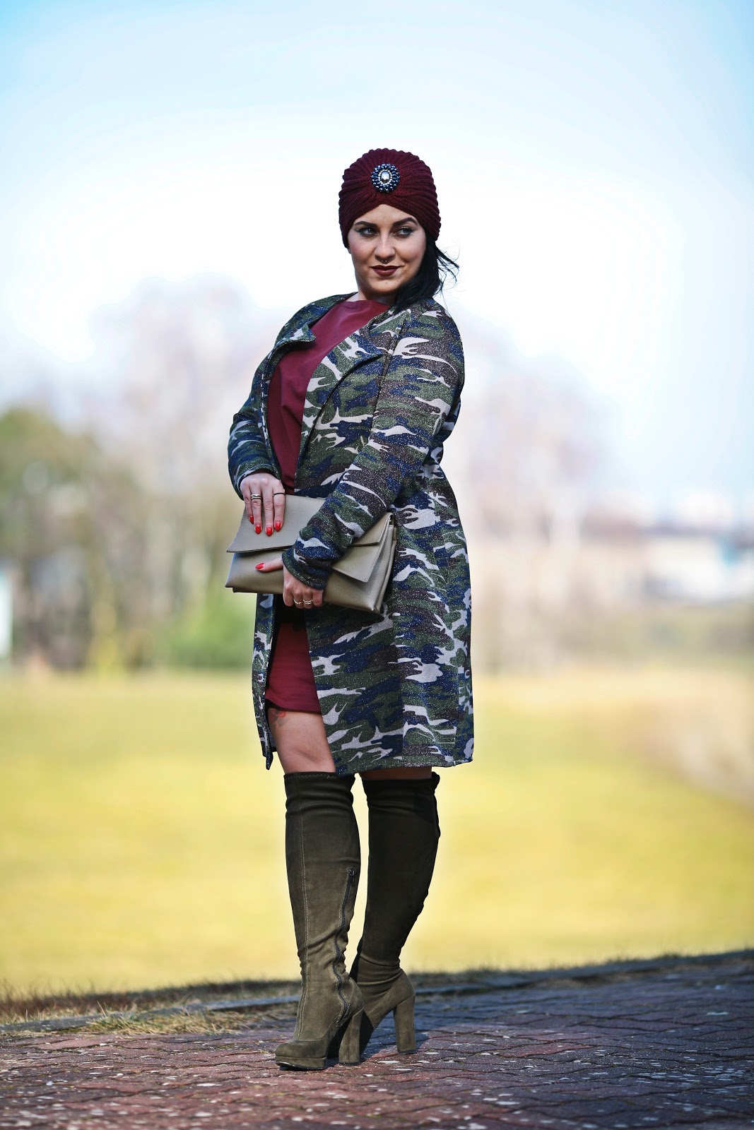 buty na koturnie z kokardą