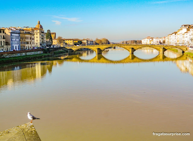 O Rio Arno em Florença, Itália