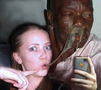 Ekelhafte Fotomontage - Selfie mit Rotz aus Nase Ekelhafte Fotomontage - Selfie mit Rotz aus Nase