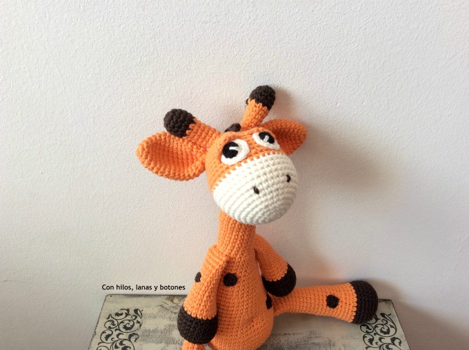 Con hilos, lanas y botones: Greta jirafa amigurumi (patrón Cucapuntoes)