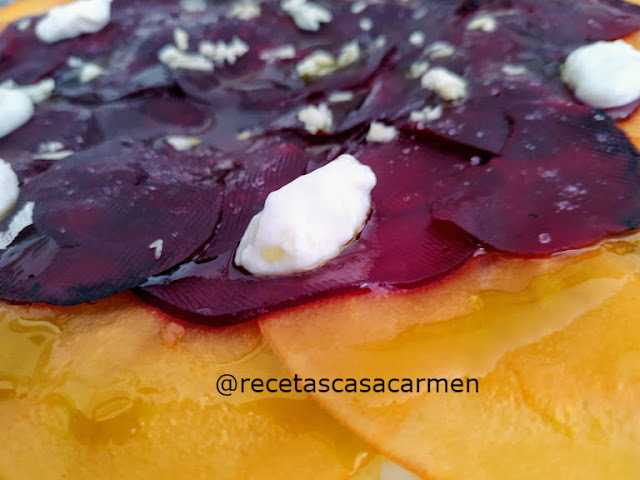 Carpaccio de persimón y remolacha con queso crema de cabra malagueña