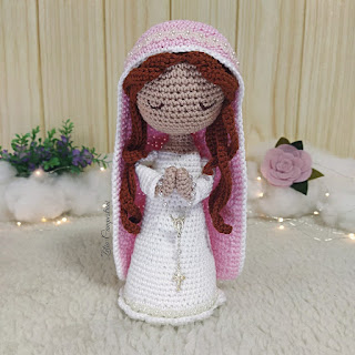 Nossa Senhora em amigurumi, manto rosa e detalhes em pérola