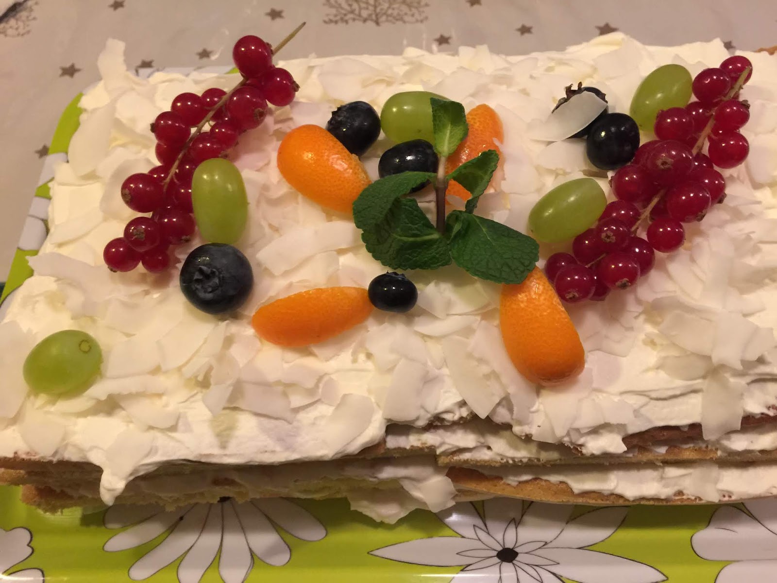 Gâteau d'anniversaire à la crème et aux fruits frais