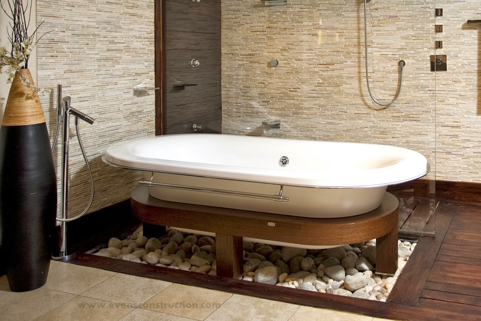 Yad vanna. Подиум для ванны из дерева. Галька в интерьере ванной комнаты. Ванна на деревянном подиуме. Ванная искусственный камень.