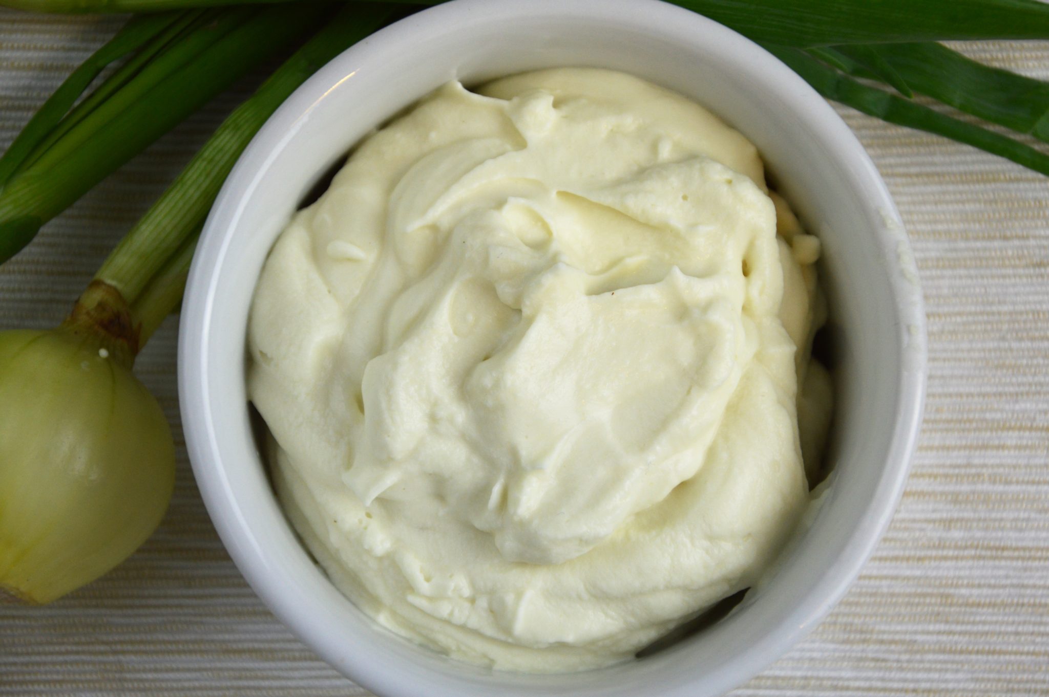 как сделать майонез из рассола от горошка. майонез из рассола гороха. 1 столовая ложка сахарной пудры. майонез из горошка консервированного. майонез на гороховом рассоле.