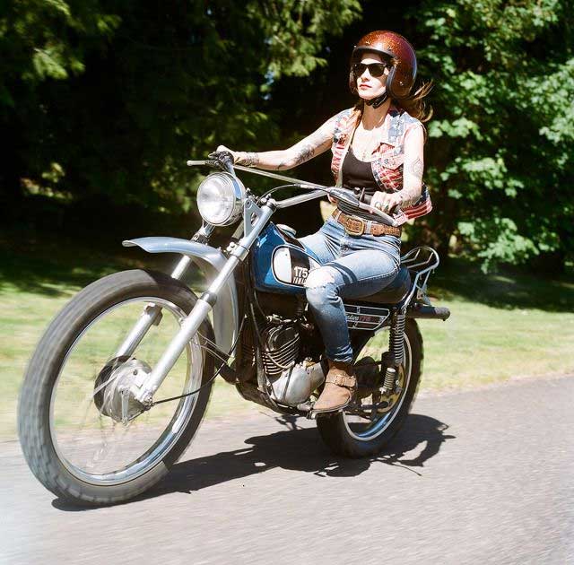 Girls On Yamaha Old Enduro-Dirtbike dt175