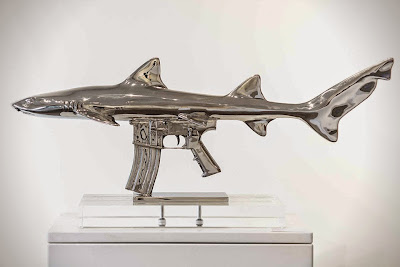 Escultura contemporanea Arma en forma de tiburón
